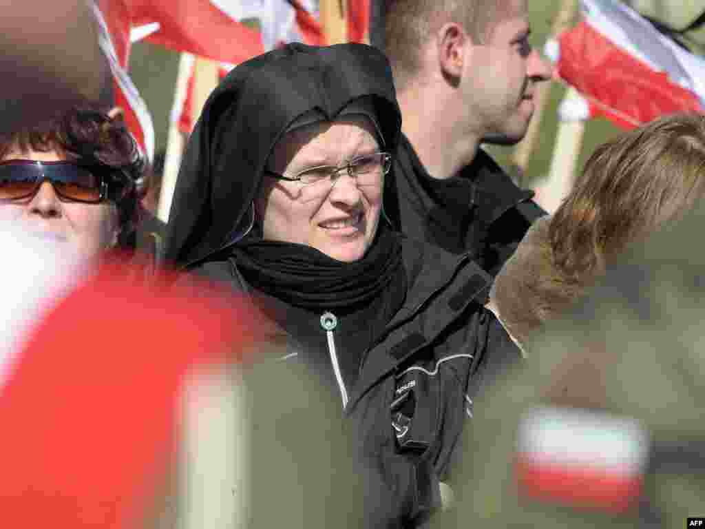 Polonezi în doliu la ceremoniile din Piața Pilsudski