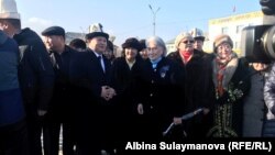 Сүрөттө Жогорку Кеңештин төрагасы Дастан Жумабеков жана Роза Айтматова. 