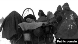 1930 жылдарғы ашаршылық кезінде босып бара жатқан қазақтар.