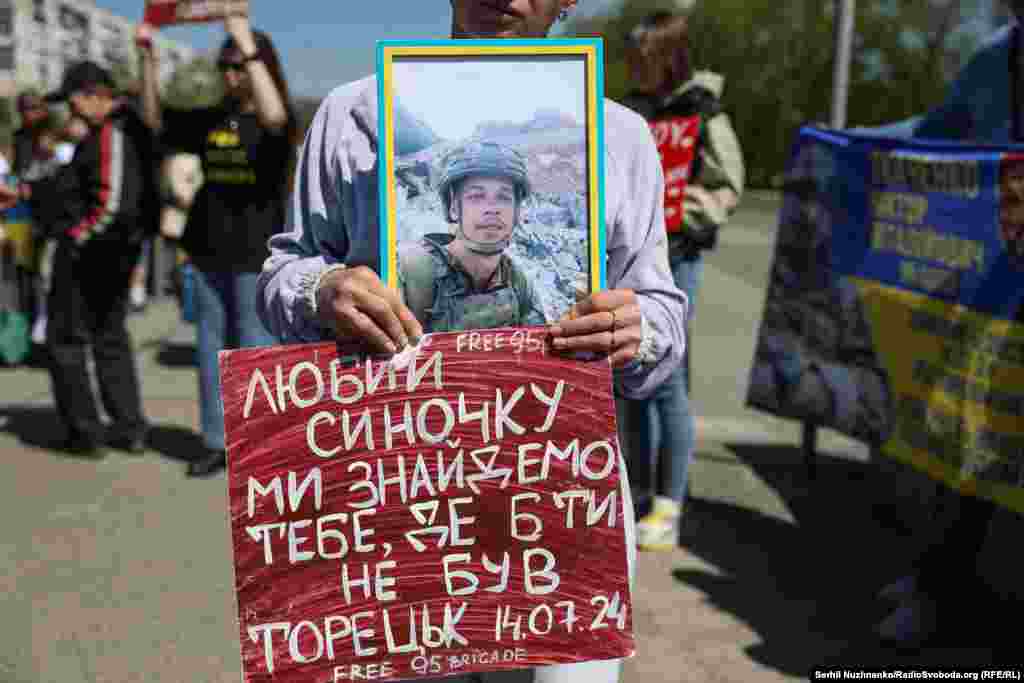 «Ми віримо в диво. Молимося, ходимо в церкву, віримо що наш синочок живий повернеться. Але ми хочемо також підтримати усіх захисників України, усіх героїв. Ми хочемо, щоб суспільство не забувало про їхній героїзм про те, що вони захищали нас і захищають надалі», – говорить Олена