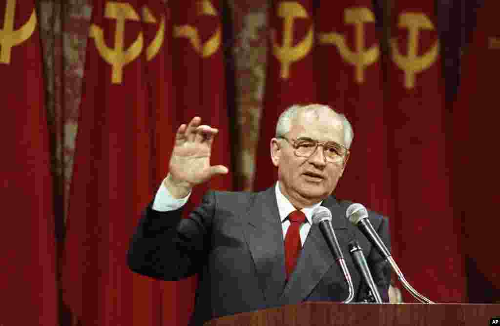 La 25 decembrie 1991, Gorbaciov a demisionat, renunțând la funcția de lider al unei țări care încetase efectiv să mai existe. &bdquo;Iau această decizie ca o chestiune de principiu. Am militat pentru independența popoarelor și pentru suveranitatea republicilor&rdquo;, a declarat el în timp ce își anunța demisia în direct la televiziune. &bdquo;Dar, în același timp, am militat pentru păstrarea unui singur stat pe teritoriul întregii țări. Dar evenimentele au luat o altă direcție&rdquo;, a completat el. În imagine:&nbsp;Președintele sovietic se adresează unui grup de 150 de directori de afaceri din San Francisco, luni, 5 iunie 1990.