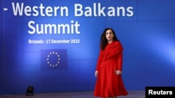 Presidentja e Kosovës, Vjosa Osmani, në nisje të samitit BE-Ballkani Perëndimor. Bruksel, 17 dhjetor 2025