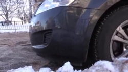 Гололед и буксующие автомобили: в Симферополе выпал первый снег (видео)