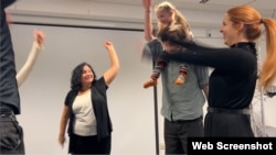 Учасники трупи під час репетиції. Світлана – посередині