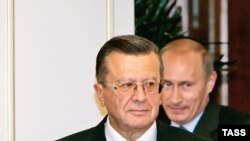 Orsýetiň hökümet başlygynyň orunbasary Wiktor Zubkow (öňde) we premýer-ministr Wladimir Putin