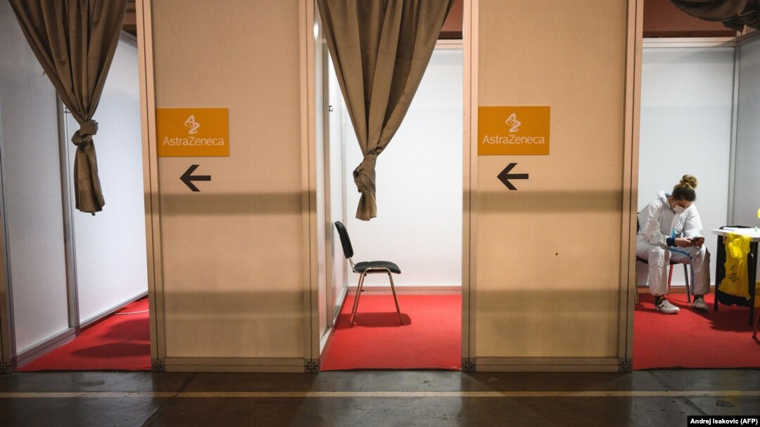 Сербдер "Oxford-AstraZeneca" вакцинасынын индиялык "Covishield" өнүмү менен эмделүүдө. Белград, Сербия. 2021-жылдын 19-марты.