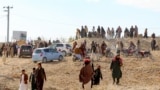 افغانستان - مردان پس از تماشای اعدام علنی یک مرد توسط طالبان در ورزشگاه فوتبال شهر گردیز، در ولایت پکتیا، در ۱۳ نومبر ۲۰۲۴، در حال ترک محل اعدام دیده می‌شوند. (عکس آرشیف)