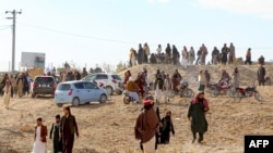 افغانستان - مردان پس از تماشای اعدام علنی یک مرد توسط طالبان در ورزشگاه فوتبال شهر گردیز، در ولایت پکتیا، در ۱۳ نومبر ۲۰۲۴، در حال ترک محل اعدام دیده می‌شوند. (عکس آرشیف)