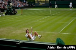 Сергей Стаховский радуется победе над Роджером Федерером на Уимблдонском турнире, 2013 год
