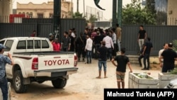 Люди у входа в здание избирательной комиссии в Триполи, архивное фото