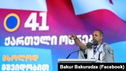 ტელეკომპანია „რუსთავი 2“-ის მოქმედი დირექტორი, ბაკურ ბაკურაძე წლების განმავლობაში იყო ხელისუფლებაში მყოფი „ქართული ოცნების“ პარტიული ღონისძიებების რეჟისორი.