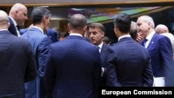 Президент Франції Емманюель Макрон розмовляє з лідерами країн-членів Євросоюзу на саміті в Брюсселі 19 червня 2026 року