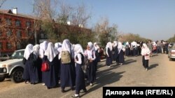 Орамал тағып, сабаққа кіре алмаған оқушылар. Түркестан облысы, 5 қыркүйек 2018 жыл. 