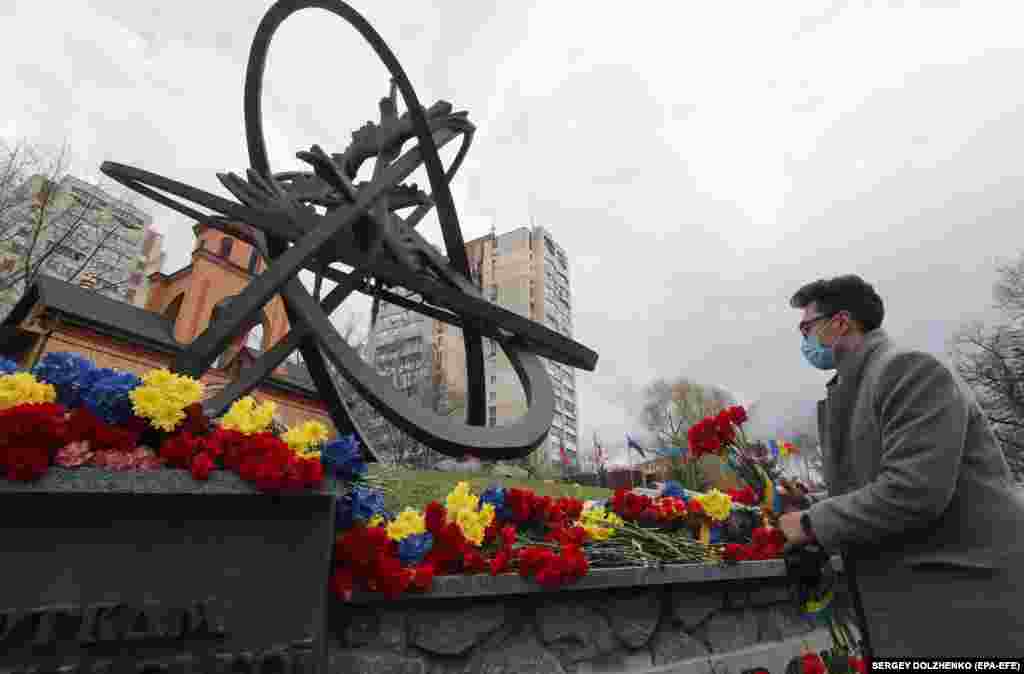 Kiev. Ucrainenii au adus flori lângă monumentul dedicat celor care au murit în eforturile de curățarea a locului tragediei.