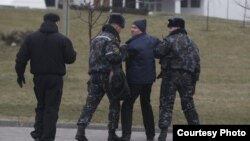 Затрыманьне фатографа Алега Шэлега на шэсьці Дзядоў Марозаў. Фота ўзята з toxaby.livejournal.com