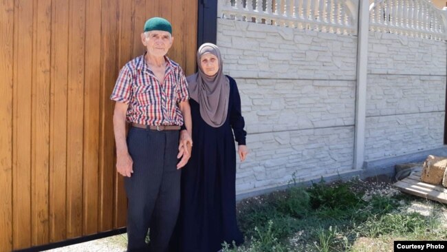 Бабушка и дедушка Мусы Сулейманова возле их дома
