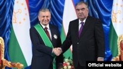 Uzbek President Shavkat Mirziyoev (left) and his Tajik counterpart, Emomali Rahmon, in Dushanbe on June 10. The new Uzbek leader has helped establish a much friendlier relationship with Tajikistan.