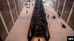 Barca gonflabilă de 70 de metri lungime, imaginată de artistul și activistul chinez Ai Weiwei, expusă la Galeria Națională de la Praga, 16 martie 2017