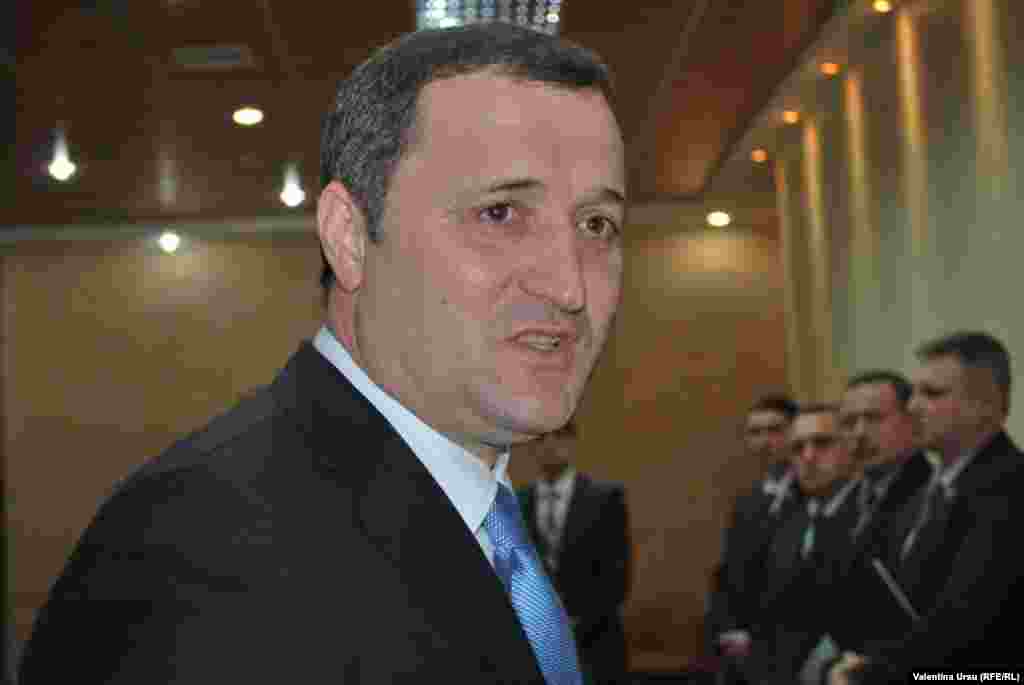 Un z&icirc;mbet pentru presă...