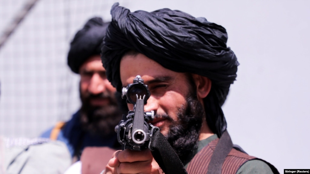 تصویری از شبه‌نظامیان طالبان؛ روزنامه‌نگاران افغان می‌گویند مداخله طالبان در کار آنها به بدتر شدن وضعیت آزادی بیان در کشور دامن زده است