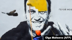 Radnik farba mural zatvorenog kritičara Kremlja Alekseja Navaljnog u Sankt Peterburgu, april 2021. 
