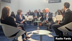 لیندزی گراهام (نفر دوم از سمت راست) در حال صحبت با کریستین‌امان‌پور در پنل ایران، کنفرانس امنیتی مونیخ