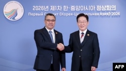 Түштүк Кореянын президенти Ли Чжэ Мён Сеулда өткөн биринчи «Корея – Борбор Азия» саммитинде Кыргызстандын президенти Садыр Жапаров менен кол алышууда. 16-сентябрь, 2026-жыл.