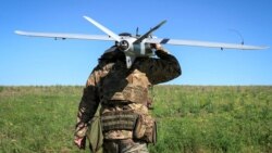 Військовий батальйону безпілотних літальних апаратів «Корсар» 38-ї окремої бригади морської піхоти несе розвідувальний БПЛА «Лелека» українського виробництва перед його запуском поблизу лінії фронту. Донеччина, 22 травня 2026 року 