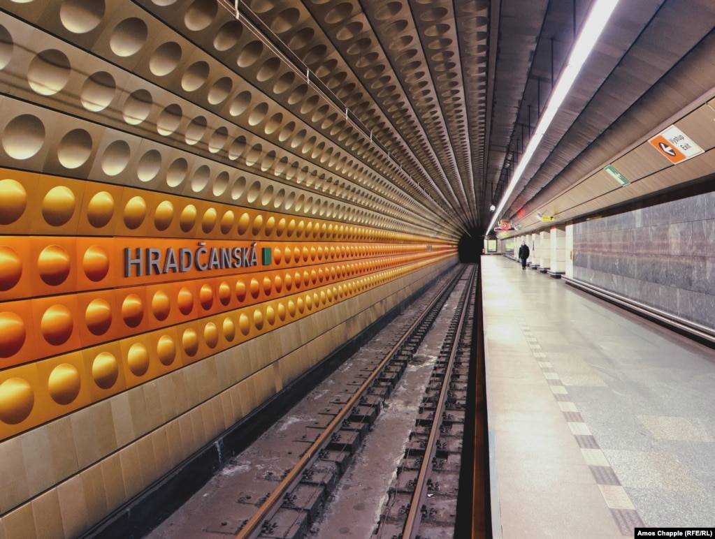 Një stacion metroje në Pragë i fotografuar më 5 dhjetor. Disa vende të tjera evropiane, duke përfshirë fqinjin e Çekisë, Gjermaninë, po bëjnë përgatitje aktive për të strehuar popullsinë e saj në dritën e asaj që quhet "një situatë e përkeqësuar e kërcënimit ndërkombëtar".