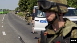 Бойовики угруповання «ДНР» блокують дорогу для проходу місії ОБСЄ до місця катастрофи «Боїнга-777», 30 липня 2014 року