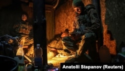 Военнослужащие 49-го отдельного штурмового батальона ВСУ "Карпатская Сечь" в блиндаже на позиции в районе прифронтового города Константиновка. Донецкая область, 7 декабря 2025 года