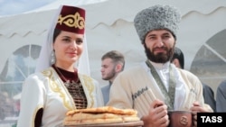Жители Северной Осетии в традиционных нарядах, иллюстративная фотография