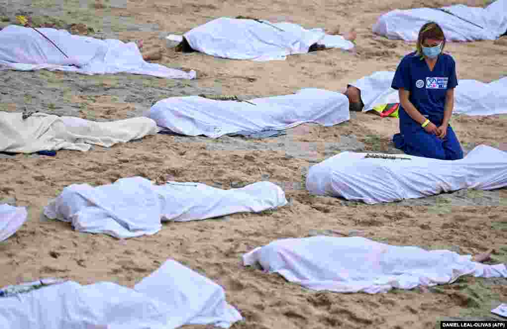 Tokom prvog dana samita aktivisti su održali protest protiv klimatskih promjena na plaži Sveti Ives u Cornwallu. Na slici je prikazana aktivistkinja koja &quot;pozira&quot; sa tijelima.&nbsp;