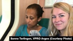 Novinarka Sanne Terlingen tokom snimanja radijskog dokumentarca o ženama u Eritreji 