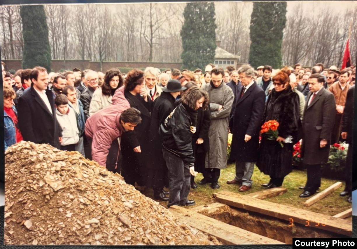 Funerali i aktivistit Enver Hadri në Belgjikë më 1990.