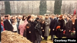 Sahrana kosovskog aktiviste Envera Hadrija u Belgiji februara 1990.