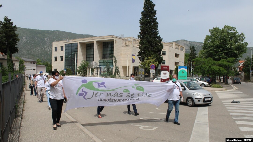 Udruženje građana 'Jer nas se tiče' iz Mostara, održalo je protestnu šetnju, kojom su zatražili konačno održavanje lokalnih izbora u Mostaru, 16 maj 2020.