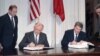 Președinții Mihail Gorbachev (s) și Ronald Reagan (d) la semnarea Tratatului la Washington, 8 decembrie 1987