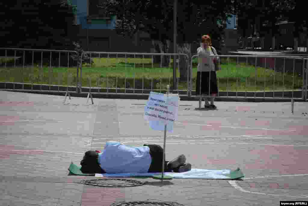 Флешмоб в Симферополе «Я мог бы не родиться...», посвященный Международному дню защиты детей, 1 июня 2015 года