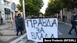 Nekolicina građana demonstrira protiv najavljene smjene ministra Leposavića, uz transparent: "Pravda za Vlada"
