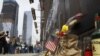 O sticlă whiskey, o candelă şi o pereche de bocanci militari, lângă zidul Memorialului 9-11, New York