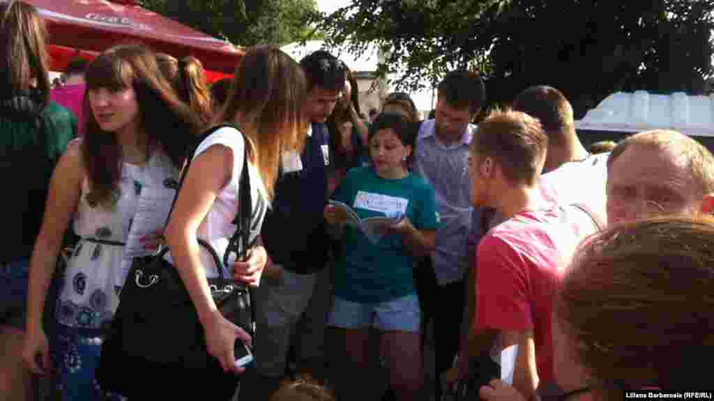 Comisia specială de examinare din România, analizează cîteva sute zilnic de aplicații.