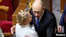 Юлія Тимошенко і Арсеній Яценюк вітають одне одного під час першої сесії Верховної Ради 8 скликання, 27 листопада 2014 року