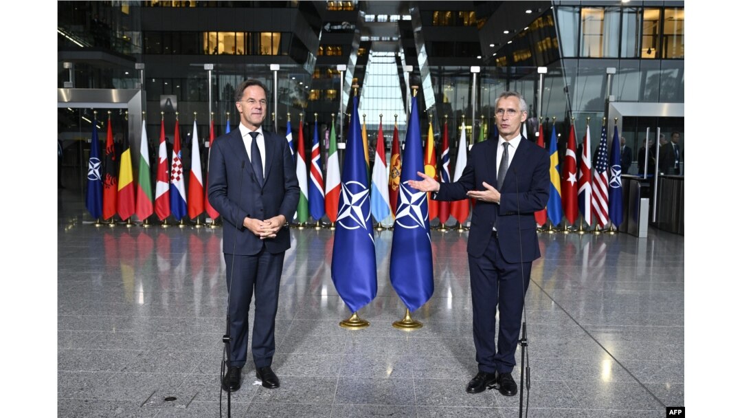 Mark Rutte și Jens Stoltenberg la ceremonie de predare-primire a mandatului de secretar general al NATO, la sediul alianței din Bruxelles, pe 1 octombrie 2024.