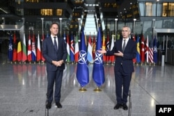 Mark Rutte și Jens Stoltenberg la ceremonie de predare-primire a mandatului de secretar general al NATO, la sediul alianței din Bruxelles, pe 1 octombrie 2024.