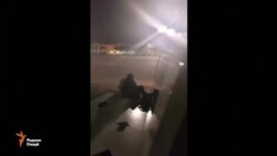 Мусофири асабонӣ тавассути дари изтирорӣ аз ҳавопаймо берун шуд