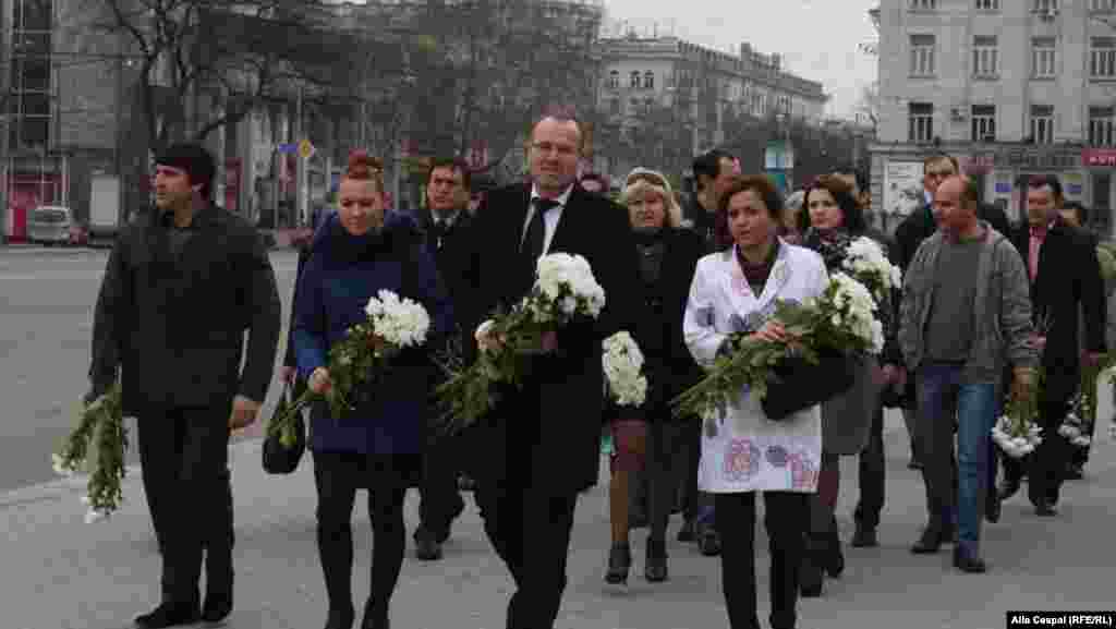 Reprezentanți ai partidului Acțiunea Democratică depun flori la piatra comemorativă de la Chișinău, 7 aprilie 2013.