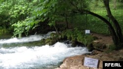 Natpis na Vrelu Bosne da voda nije za piće, Foto: Aida Đugum