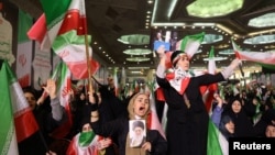 طرفداران جمهوری اسلامی در یک مراسم حکومتی در تهران برای چهلم کشته‌شدگان اعتراضات دی‌ماه به دست نیروهای امنیتی جمهوری اسلامی