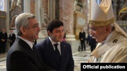 Президент Вірменії Серж Сарґсян (ліворуч) і папа Римський Франциск, 12 квітня